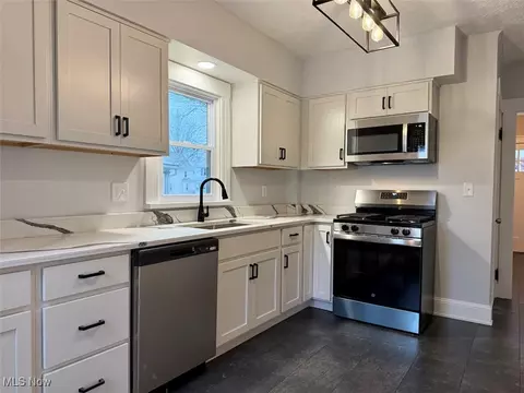 Kitchen - 128 Cornell Ave, Elyria, OH 44035 photo 2 of 8