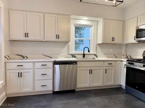 Kitchen - 128 Cornell Ave, Elyria, OH 44035 photo 4 of 8