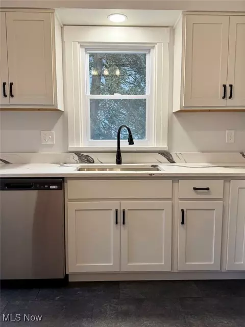 Kitchen - 128 Cornell Ave, Elyria, OH 44035 photo 5 of 8