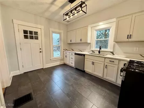 Kitchen - 128 Cornell Ave, Elyria, OH 44035 photo 8 of 8