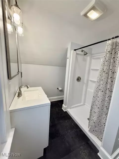 Bath - 128 Cornell Ave, Elyria, OH 44035 photo 5 of 9