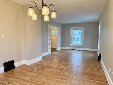 Living - 128 Cornell Ave, Elyria, OH 44035 photo 4 of 10