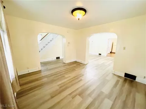 Living - 495 5th St, Struthers, OH 44471 photo 2 of 4