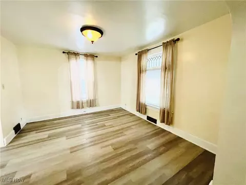Living - 495 5th St, Struthers, OH 44471 photo 1 of 4