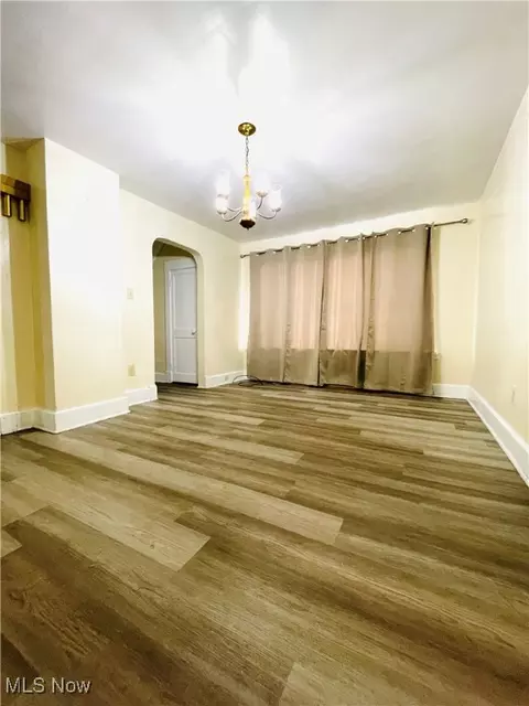 Living - 495 5th St, Struthers, OH 44471 photo 4 of 4