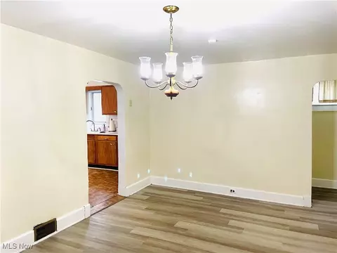 Living - 495 5th St, Struthers, OH 44471 photo 3 of 4