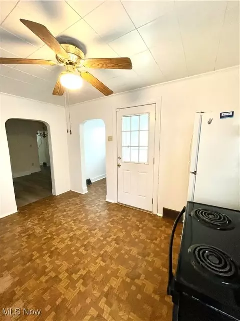 Entry Way - 495 5th St, Struthers, OH 44471 photo 2 of 2