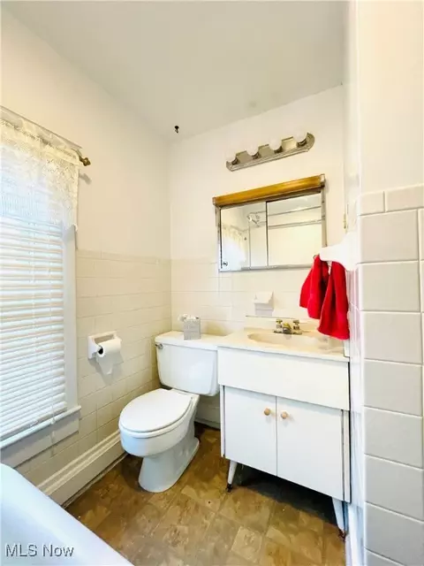 Bath - 495 5th St, Struthers, OH 44471 photo 2 of 2