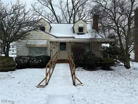 204 Wychwood Ln, Youngstown, OH 44512