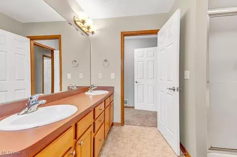 Bath - 219 Rauscher Ct, Elyria, OH 44035 photo 2 of 4