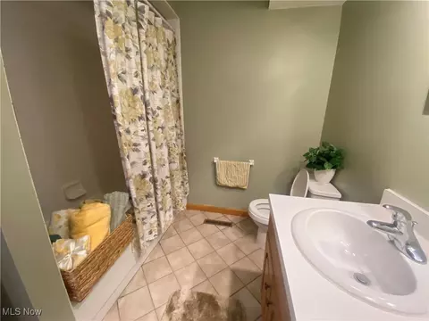 Bath - 2049 W 16th St, Ashtabula, OH 44004 photo 2 of 7