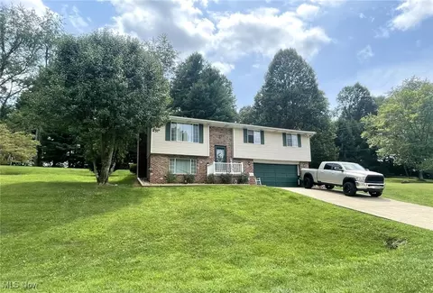 102 Chalet Ln, Marietta, OH 45750
