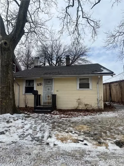 1334 Penhurst Rd, Cleveland, OH 44110