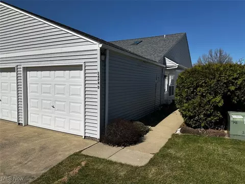 3494 Ivy Hill Cir #D, Cortland, OH 44410