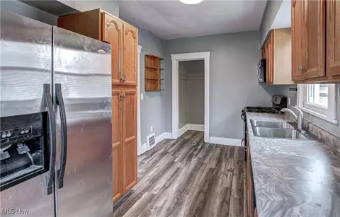 227 Spruce St, Elyria, OH 44035 photo 4