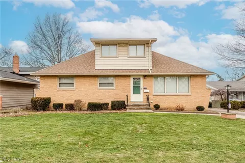 5440 Sherwood Dr, Fairview Park, OH 44126
