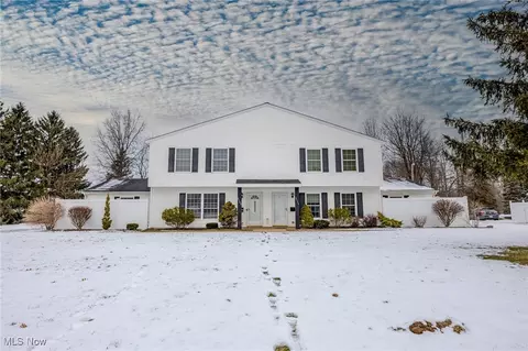 6109 Pineview Dr, Madison, OH 44057