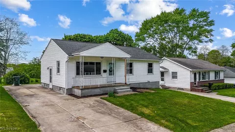 266 Lynn Dr, Cuyahoga Falls, OH 44221