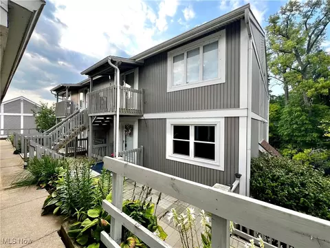 231 Portage Lakes Dr #D, Akron, OH 44319