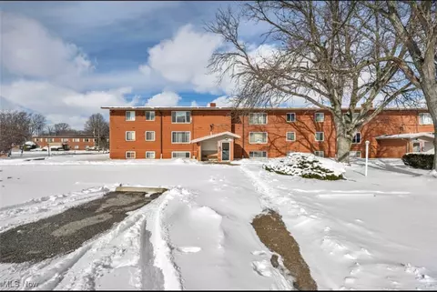 21999 River Oaks Dr #F9, Rocky River, OH 44116