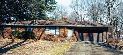 1049 Green Valley Dr, New Franklin, OH 44319