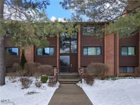 935 Canyon View Rd #101, Sagamore Hills, OH 44067
