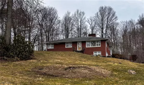 872 Yankee Run Rd, Masury, OH 44438
