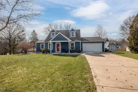 9538 Glencairn Ln, Olmsted Falls, OH 44138