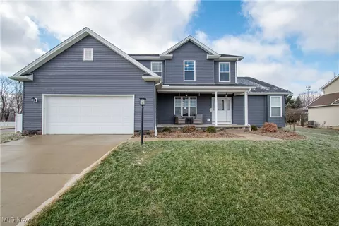 10210 Carrousel Woods Dr, New Middletown, OH 44442