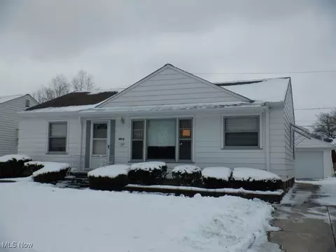 8905 Outlook Dr, Brooklyn, OH 44144