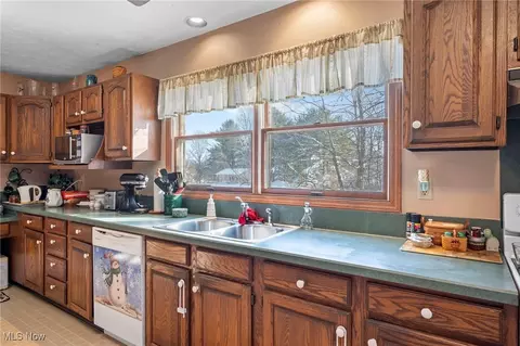 Kitchen - 636 Wall Rd, Wadsworth, OH 44281 photo 2 of 2