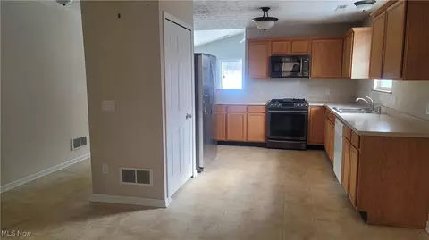 Entry Way - 3944 Marsh Creek Ln, Rootstown, OH 44272 photo 1 of 2