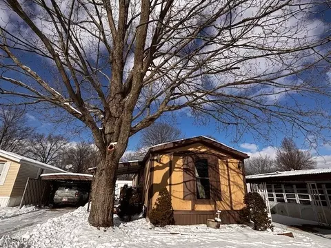 18 Flagler Dr, Olmsted Twp, OH 44138