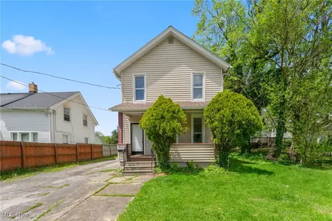 22 N Clover Ave, Niles, OH 44446
