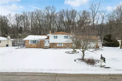 3625 Moonglo St NW, Uniontown, OH 44685