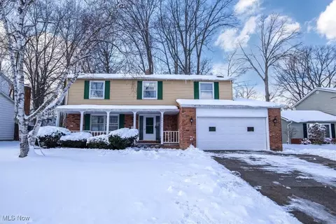 4070 Fielding Dr, North Olmsted, OH 44070
