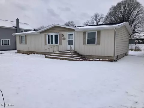 1456 Roanoke Ave, Uhrichsville, OH 44683