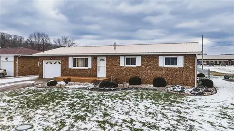 702 Donna Dr, Belpre, OH 45714