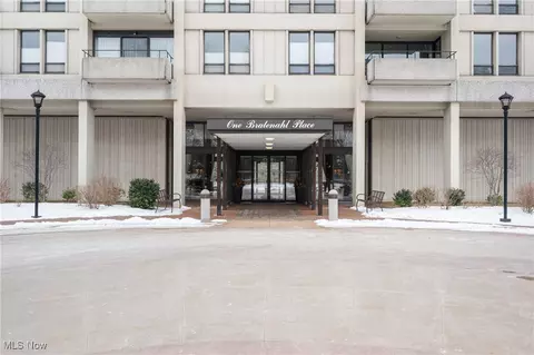 1 Lakeshore Blvd, Bratenahl, OH 44108