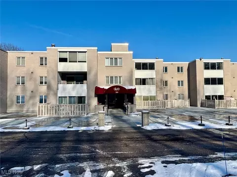 520 Meredith Ln #414, Cuyahoga Falls, OH 44223