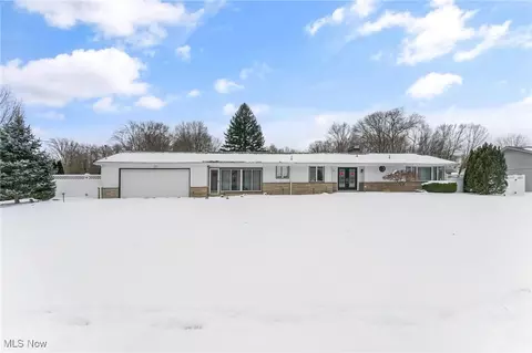 1151 Palmetto Dr, Hubbard, OH 44425