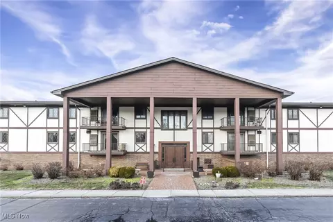 4849 Grace Rd #210, North Olmsted, OH 44070