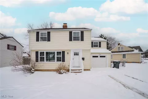 2279 N Taylor Rd, Cleveland Heights, OH 44112