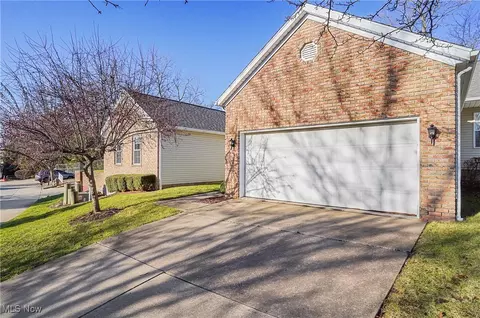 1718 N Pointe Dr NW, Canton, OH 44708