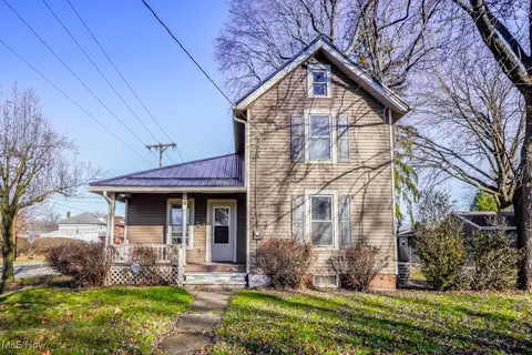 4 Wooster St NE, Navarre, OH 44662