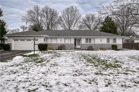 1989 Larchmont Rd, Akron, OH 44313