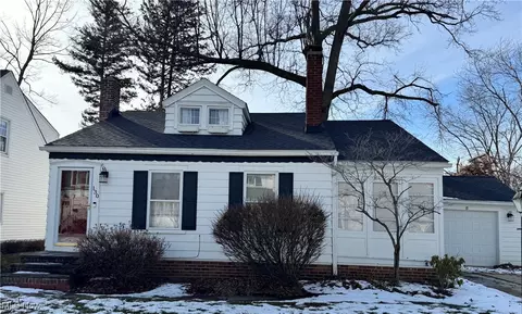 130 Lake Edge Dr, Euclid, OH 44123