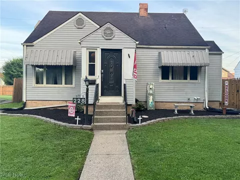 228 Oak St, Uhrichsville, OH 44683