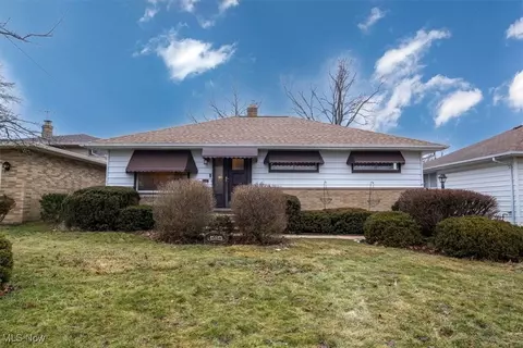 15813 Dunbury Dr, Maple Heights, OH 44137