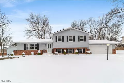 8096 Twin Oaks Dr, Broadview Heights, OH 44147